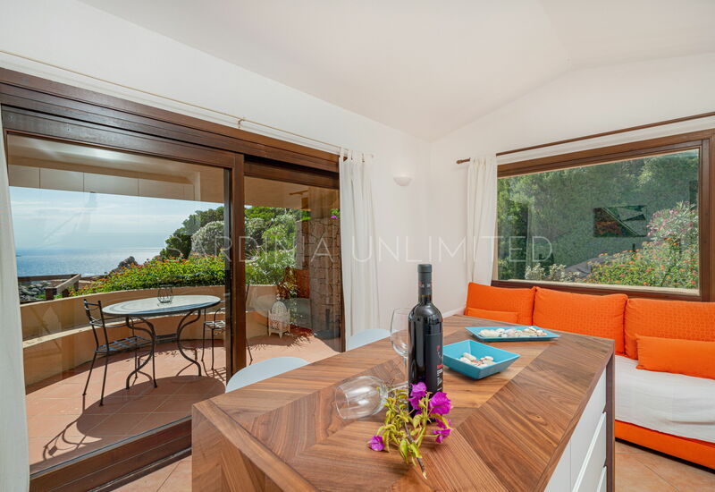 Villa Violetta Nellie: Ferienvilla zur Miete in Costa Paradiso mit Gemeinschaftspool und Meerblick, offener Küche