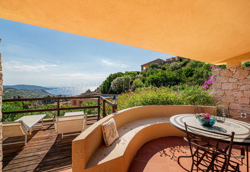 Villa Violetta Nellie: Ferienvilla zur Miete in Costa Paradiso mit Gemeinschaftspool und Veranda mit Meerblick