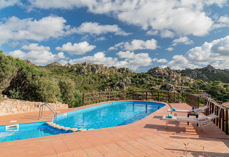 Villa Violetta Nellie: Ansichten, Außen, Balkon / Terrasse / Patio, Draussen, Frühling, Herbst, Ruoka, Schwimmbad, Sommer