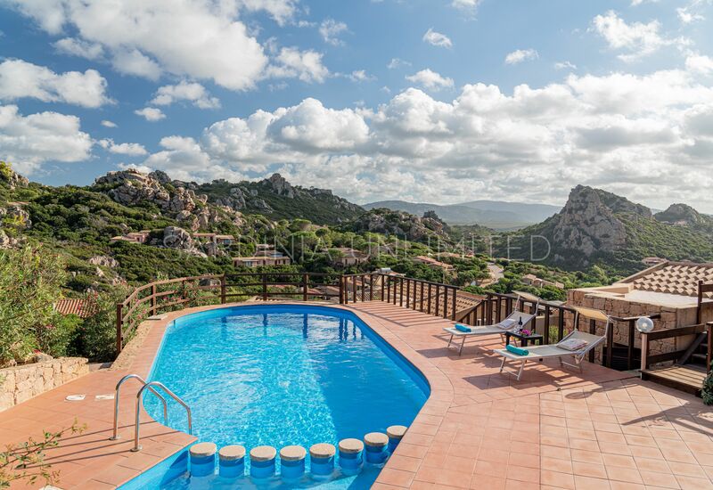 Villa Violetta Nellie: Ansichten, Außen, Balkon / Terrasse / Patio, Draussen, Frühling, Herbst, Ruoka, Schwimmbad, Sommer