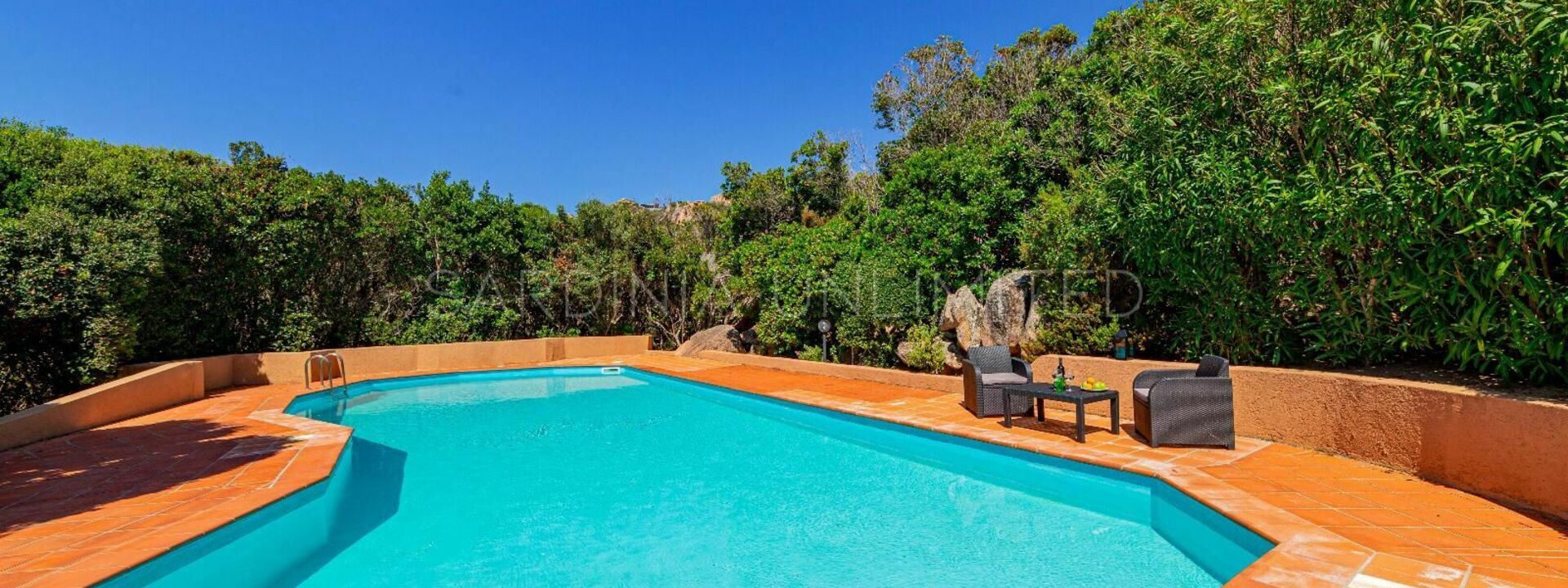 Villetta Ambra White: Villa with terrace and large shared swimming pool for rent in Costa Paradiso.