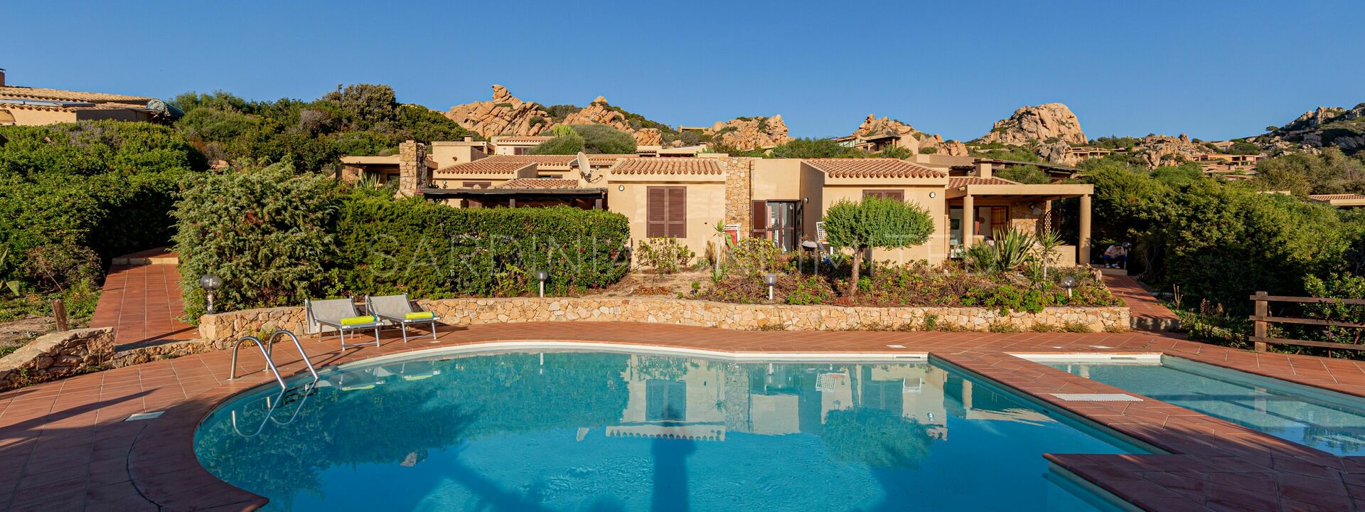 Villetta Ginepro Arancione: Panoramic view and shared pool in Costa Paradiso.