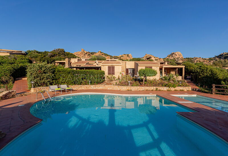 Villetta Ginepro Arancione: Panoramisch uitzicht en gedeeld zwembad in Costa Paradiso.