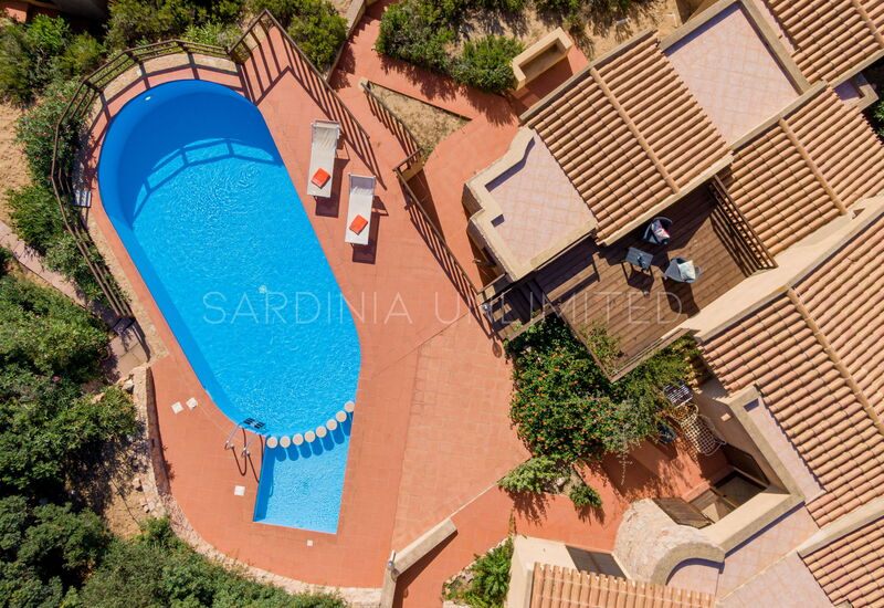 Villa Violetta Britton: Villa nestled between the Mediterranean scrub, the turquoise sea and the rocks of Costa Paradiso, Sardinia.