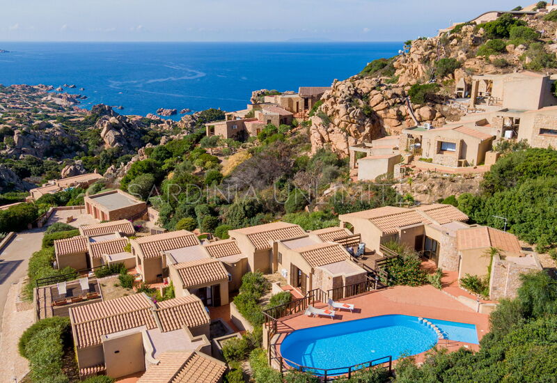 Villa Violetta Britton: Pool, Scenic View