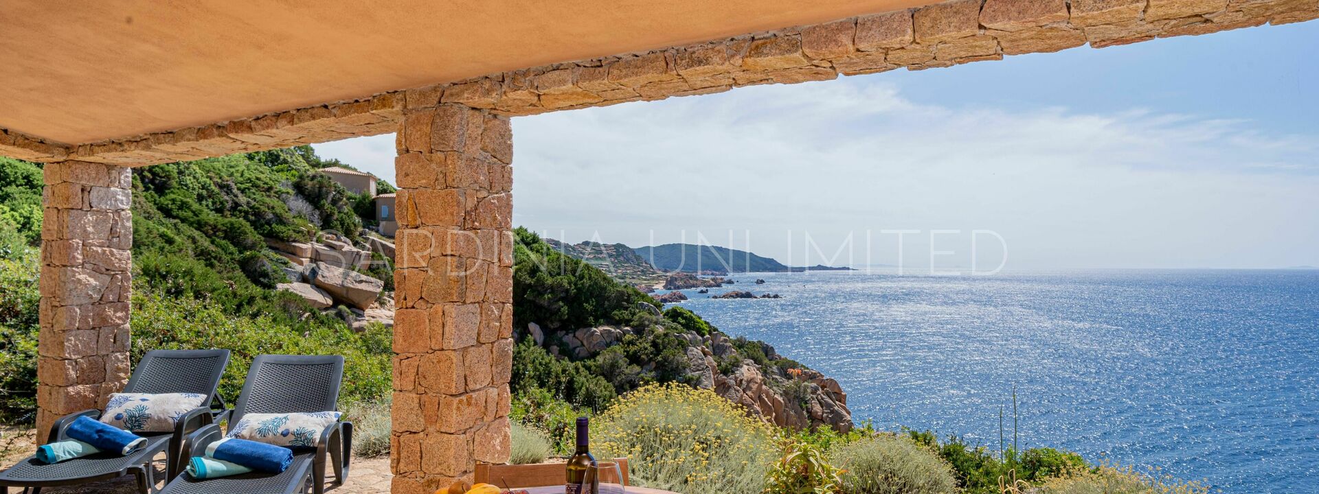 Villetta Nuvola Bianca: Seafront villa with panoramic sunset views of Costa Paradiso, Sardinia.