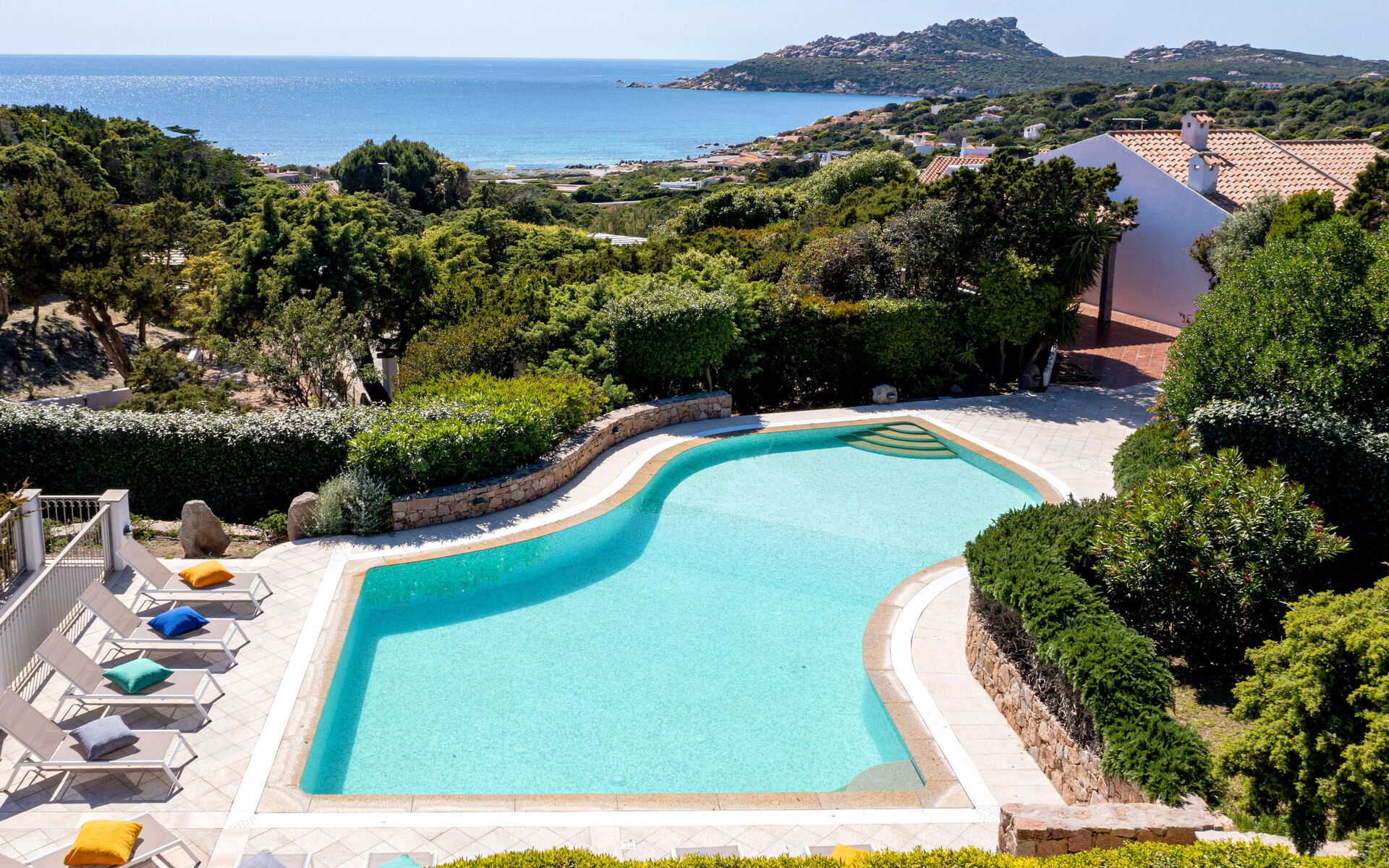 Villa-di-lusso-con-piscina-in-Sardegna.jpg